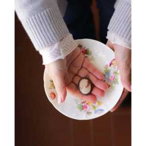 Pendentif et broche camée vintage Mirellas à bords foncés, bijoux fins élégants - Product Image 2