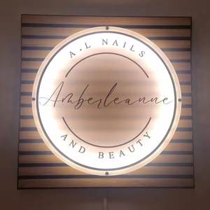 Letrero LED Acrílico 3D Personalizado con Retroiluminación y Resistencia al Agua IPX6 para Publicidad en Salones de Belleza, Barberías, Hospitales, Uso Interior/Exterior - Product Image 1