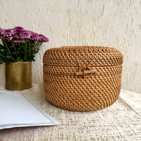 Panier cylindrique compact en rotin tressé avec fermeture sécurisée par boucle à bouton pour petits objets essentiels, disponible au prix de gros