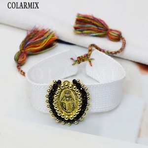 สร้อยข้อมือผ้าฝ้ายประดับจี้เหรียญทองคำชุบลายศาสนาคลาสสิก ปรับขนาดได้ สไตล์โบฮีเมียน ของขวัญสำหรับผู้หญิง - Product Image 1