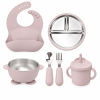 Ensemble de vaisselle en silicone pour bébé avec assiette compartimentée en acier inoxydable, bol à ventouse, bavoir, cuillère, fourchette et tasse à bec.