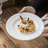 Assiette en céramique blanche pure de style européen, assiette à salade embossée, de qualité alimentaire écologique, pour restaurants occidentaux de luxe