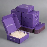 Boîtes d'expédition en carton ondulé argentées personnalisées, petite taille, faible MOQ, avec rembourrage doux pour l'emballage de vêtements et de produits de soin.