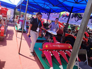 Vente directe d'usine <span class=keywords><strong>de</strong></span> tracteurs agricoles manuels équipés d'une mini-moissonneuse-batteuse pour le riz, le blé et le maïs, pour la récolte du maïs. - Product Image 6