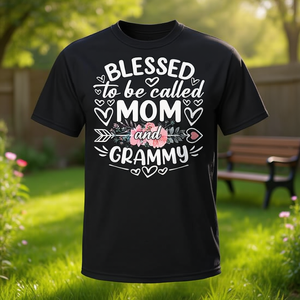 Camiseta para el Día de la Madre con la frase: Bendecida por ser llamada mamá y abuela - Product Image 3