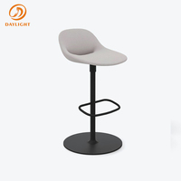 Tabouret de bar scandinave moderne avec dossier incurvé et assise rembourrée verte, chaise haute avec repose-pieds pour café et cuisine