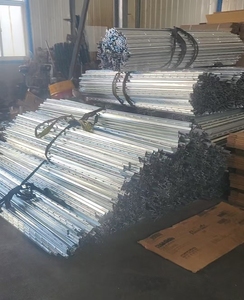 Poste de Hierro Galvanizado Reforzado para Viñedos, Diseño Postmoderno, Resistente a la Corrosión y Duradero, Fácil de Montar, 8.2 pies de Altura - Product Image 6