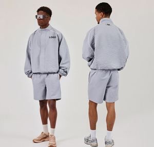 Ensemble de survêtement léger 2 pièces coupe oversize en nylon et rayonne avec col cheminée et bordure contrastante personnalisée, comprenant une veste coupe-vent et un short de jogging - Product Image 1