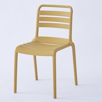 YWJ Yaweijia chaise de salle à manger au design simple moderne mobilier d'extérieur nordique chaise de café en polypropylène PP chaises en plastique de salon