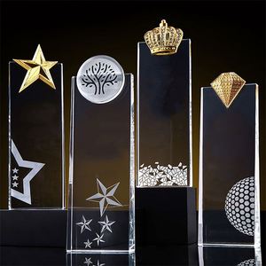 Logotipo personalizado al por mayor, trofeo de premio chapado en oro de resina con base de cristal negro - Product Image 2