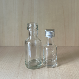 Flacon pulvérisateur de voyage rechargeable <span class=keywords><strong>en</strong></span> verre <span class=keywords><strong>vert</strong></span> épais de 1 oz (30 ml) avec pulvérisateur fin à brume fine de 18 mm et finition argentée brillante - Product Image 3