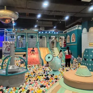 Aire de jeux pour enfants de style jardin entourée de plantes vertes alliant proximité avec la nature et le jeu - Product Image 2