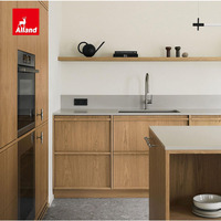 Cuisine Moderne Alland Group Style Japandi Personnalisée en Chêne Blanc et Chêne Rouge avec Armoires Squelette