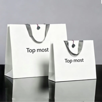 Sac en papier blanc mat en gros avec poignée en ruban satiné et étiquette ronde pour la production OEM