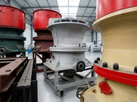 Concasseur à cône hydraulique à trois cylindres en acier avec pompe PLC pour le concassage secondaire de pierres, capacité 70-170t/h, granit, basalte