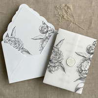 Enveloppe d'invitation de mariage de luxe blanche à rabat festonné, doublure florale botanique pivoine, enveloppe en vélin, sceau de cire, impression personnalisée