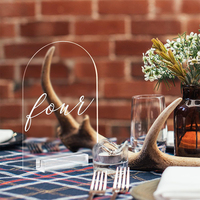 Panneau en acrylique transparent en forme d'arche avec support – Portable pour un montage facile, idéal pour les numéros de table de mariage