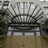 Auvent de stationnement contemporain en acier avec entrée en façade vitrée et caractéristiques en verre