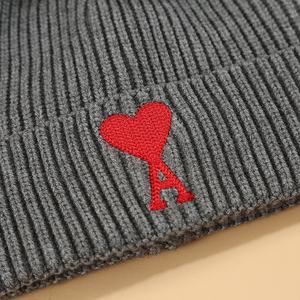 Sonbahar/kış yüksek kalite soğuk hava bere erkekler kadınlar için kalp-aheartniş işlemeli manşet örgü şapka LMOQ Minimum miktar - Product Image 5