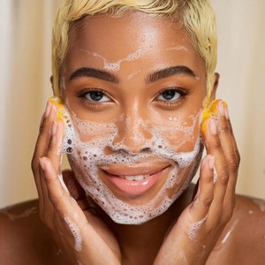 Savon pour le visage éclaircissant à la vitamine <span class=keywords><strong>C</strong></span>, au citron biologique, au curcuma et à l'acide kojique pour les taches brunes - Product Image 3