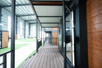 Casa Contenedor Expandible de Doble Ala con Techo a Dos Aguas, Villa Prefabricada para Proyectos Residenciales y de Hostelería