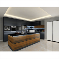 Meubles de cuisine modulaires modernes et durables avec éclairage LED en verre, construction personnalisée en contreplaqué, grand îlot de cuisine, robinet et salle à manger