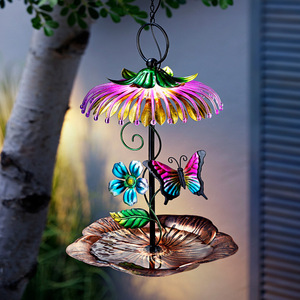 Comedero para pájaros con luz solar LED, decoración colgante para jardín con diseño de flores y mariposas, funciona con energía solar para exteriores - Product Image 1