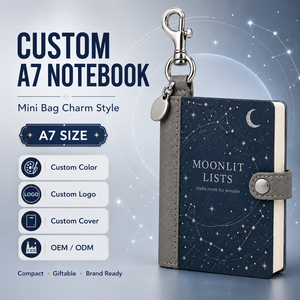 Carnet A7 personnalisé LABON avec couverture marine, motif constellation lune et étoiles, dos en cuir, fermeture <span class=keywords><strong>à</strong></span> pression et clip mousqueton argenté - Product Image 1