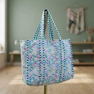 Nouveaux sacs fourre-tout matelassés en coton faits main pour femmes, style indien, collection Printemps-Été, sac à bandoulière tendance avec fermeture éclair et motif imprimé au bloc - Product Image 2