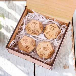 Plateau à dés en bois pour soirée romantique avec dés polyédriques à 6 faces, cadeau Saint-Valentin/anniversaire pour lui, 20 mm, idées et suggestions - Product Image 2