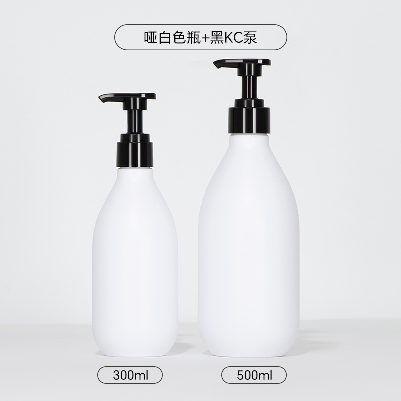 Bouteille blanc mat KC pompe noire