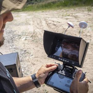 Monitor IPS de 5 Pulgadas para Dron FPV, Receptor de Diversidad de 5.8GHz y 40 Canales, DVR Integrado, Batería Recargable de 4000mAh - Product Image 1