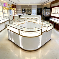 Vitrine de Luxe pour Bijoux avec Éclairage LED en Verre et Acier Inoxydable Doré, Écologique, Idéale pour Centres Commerciaux et Magasins de Détail