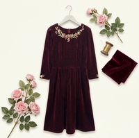 Robe de cérémonie pour filles en velours premium, bordeaux foncé, broderie florale, coupe droite, manches longues, longueur genou, pour mariages