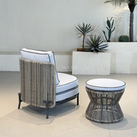 Chaise d'extérieur moderne avec coussin rond et dossier tressé pour jardin, terrasse et balcon