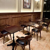 Chaise de salle à manger nordique moderne en bois massif avec dossier et accoudoirs rembourrés à design mobile pour salons de thé, cafés et bars