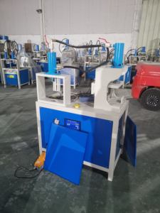 Machine à cintrer les angles à <span class=keywords><strong>45</strong></span> degrés/90 degrés, machine à cintrer les angles à un seul moule, outils de coupe d'<span class=keywords><strong>angle</strong></span> hydraulique pour tubes carrés, machine à poinçonner les angles en fer - Product Image 3