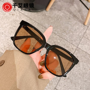 Gafas de Sol Cuadradas Extra Grandes para Mujer Qianai, Montura Negra de PC, Protección UV400, Lentes Tipo 3, para un Estilo Moderno - Product Image 2