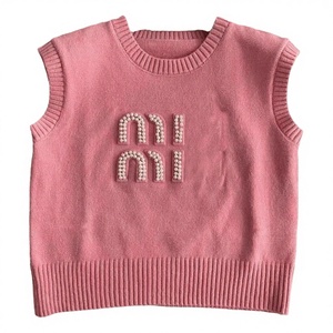 سترة نسائية محبوكة بتصميم عصري من مي ديزاينر لعام 2025 مع حروف مرصعة باللؤلؤ بدون أكمام للبيع بالجملة - Product Image 1