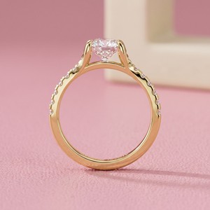 Bague de fiançailles solitaire ovale de luxe avec bande en or à double coudille et accents de diamants pavés pour bijoux de mariée élégants - Product Image 2