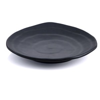 Assiette en mélamine noire irrégulière incassable pour restaurant japonais