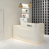 Bureau de réception compact et moderne en MDF durable pour les magasins de vêtements, les salons de coiffure, les instituts de beauté, les hôtels et les espaces commerciaux