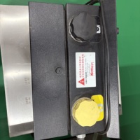 Machine d'impression automatique de codes-barres industrielle pour l'impression de dates de péremption sur les produits alimentaires, les boissons et les cosmétiques avec emballage en plastique