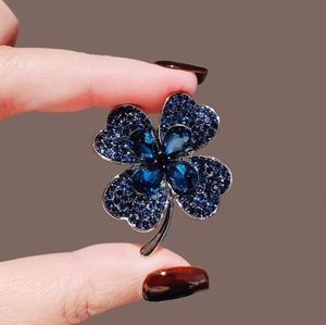 Broche de trébol de cristal de estilo coreano de gama alta de lujo elegante, accesorios para traje de boda, alfileres de ropa de nicho de lujo para mujer, perfecto - Product Image 5