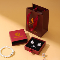 Ensemble d'emballage de luxe carré pour bijoux A1 en gros, sac cadeau en carton, boîte à tiroir pour bagues et boucles d'oreilles avec logo personnalisé