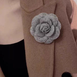 Alta Qualidade Handmade Tecido Camélia Flor Broches com Pérola Broche Pin Badge Casamento e Roupas de Festa Jóias para Mulheres - Product Image 2