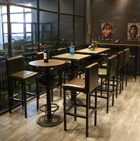 Ensemble de tabourets de bar industriels steampunk, plateau en bois vintage avec bordure rivetée, base en fer robuste, ensemble de salle à manger haute pour pub et bistrot