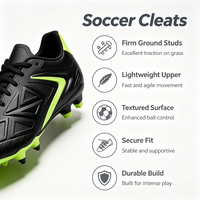 Chaussures de football ODM OEM personnalisées à crampons triangulaires en relief, bicolores noir et vert néon, semelle extérieure à crampons pour terrain ferme, amorti léger