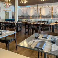 Ensemble de meubles de restaurant, café et bar moderne, tables à manger en bois avec chaises en bois et banquette en cuir brun