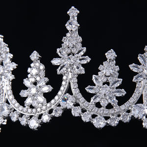 Diadème de mariée fait main, accessoire de <span class=keywords><strong>coiffure</strong></span> de mariage haut de gamme en zircon 5A plaqué argent avec boucles de fixation pour <span class=keywords><strong>coiffure</strong></span> - Product Image 4